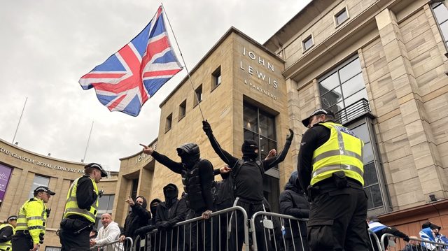 Rival protesters clash in Glasgow amid migration tensions (VIDEOS)
