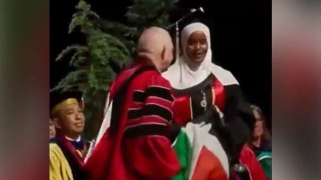 US university provost grabs Palestinian flag from graduate mid-ceremony (VIDEO)