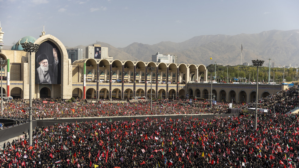 Mourners demand ‘revenge’ for slain Iranian leader (VIDEOS)
