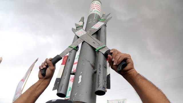 Houthis unleash missile barrage on Saudi-backed troops (VIDEOS)
