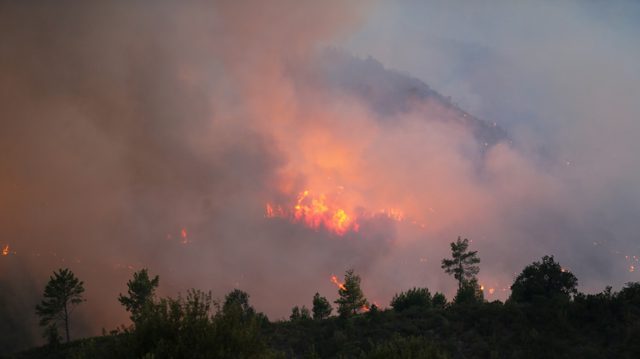 Hundreds evacuated amid massive fires in Antalya, Türkiye (VIDEOS)