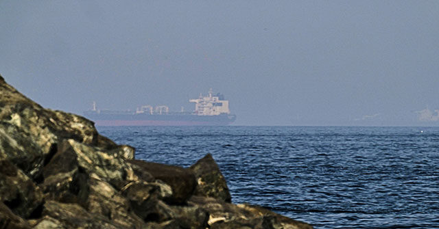 UAE Slips Oil Tankers Through Strait of Hormuz with ‘Shadow Fleet’ Tactics