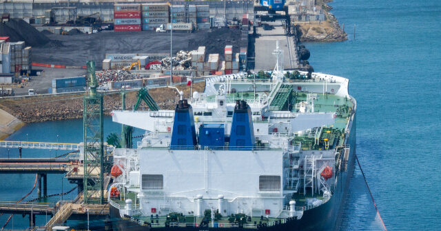 U.S. Becomes World’s Biggest Oil Producer During Strait of Hormuz Crisis