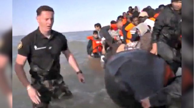 French Police Now Punctures Rubber Boats With Illegal Migrants Trying to Cross the Channel to Britain (VIDEO)