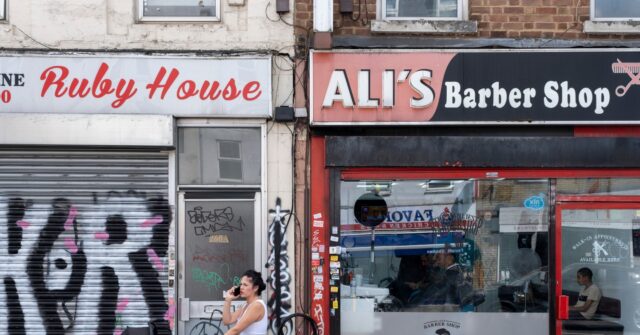 Migrant Crime Networks: British Gov’t Announces Crackdown on ‘Dodgy’ Barbers and Vape Shops