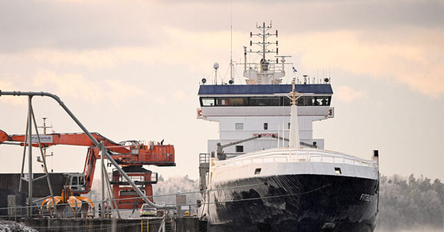 Police Arrest Two Anchor-Dragging Ship’s Crew Over Alleged Damage to Submarine Cables in Gulf of Finland