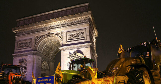 ‘We Will Not Die in Silence’: Farmers Overwhelm Police in Paris to Protest Outside National Assembly
