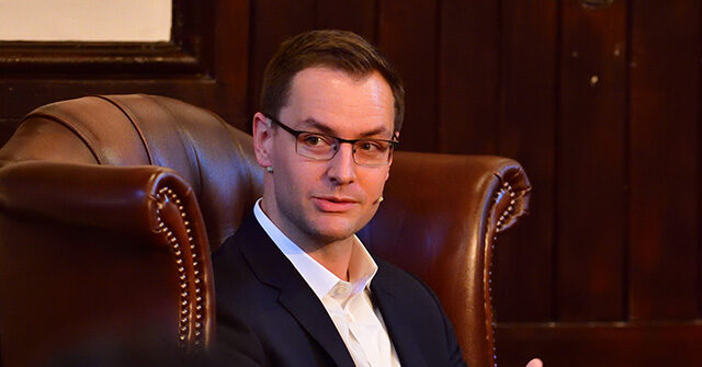 Hillary Clinton’s Failed Campaign Manager Robby Mook Resurfaces as Key Adviser in Super PAC Tied to Dems’ House Midterm Plans