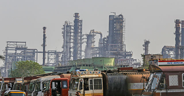 Reports: Indian Oil Refiners Pause Russian Purchases as Trump Tariffs Loom