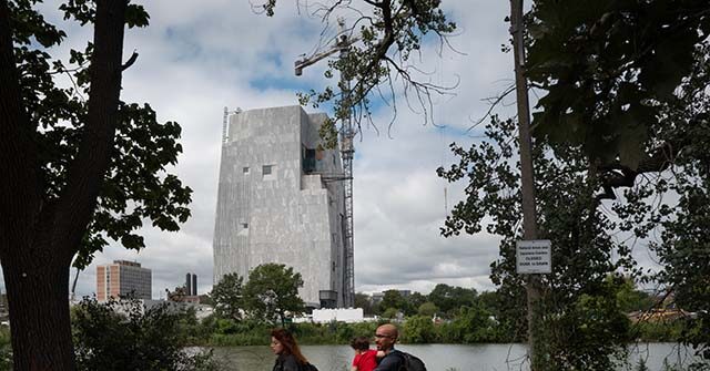 VIDEO: Chicagoans Fearing Rent Hike Near Obama Presidential Center Decide to Unionize
