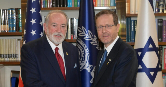 Mike Huckabee Applauds Israeli Government for Expediting Evangelical Christian Groups’ Visas
