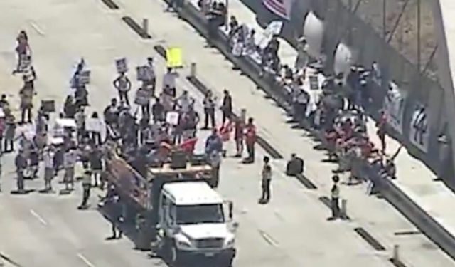 Anti-ICE Rioters Shut Down Bridge in Downtown Los Angeles (VIDEO)
