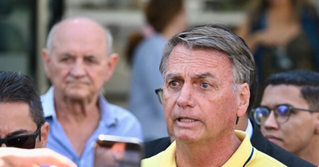 Poll: Majority of Brazilians Prefer House Arrest for Jair Bolsonaro