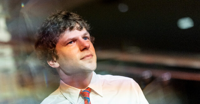Jesse Eisenberg Mocks ‘Silly’ Hollywood Celebrities Ditching the U.S.A. Because of Trump