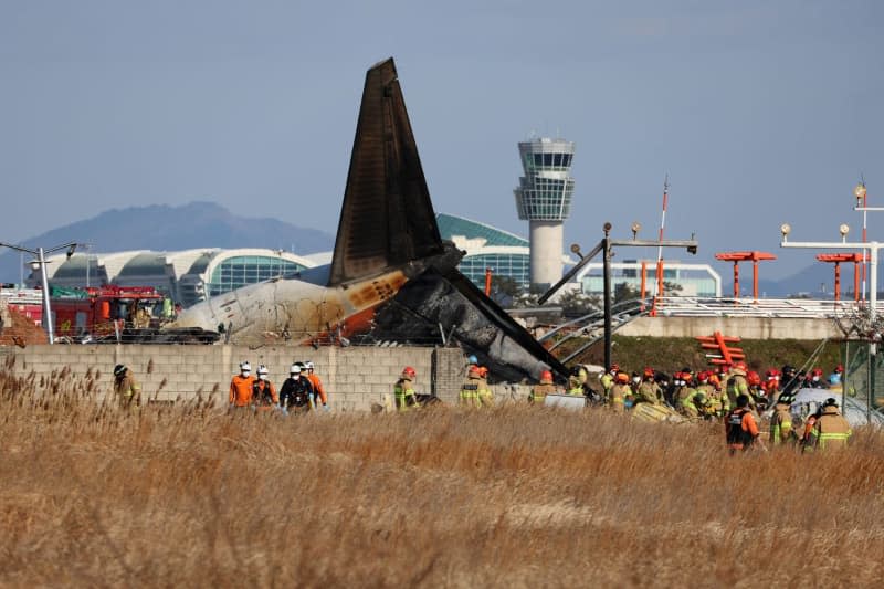 Firefighters conduct rescue operations at Muan International Airport after a passenger plane carrying 181 people crashes. -/YNA/dpa