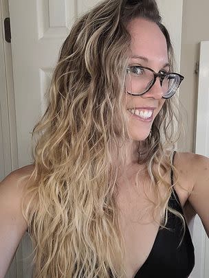 A super-hydrating anti-frizz curl mousse