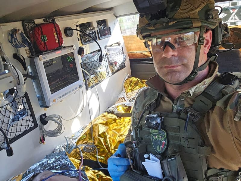 German paramedic Michael went on his first mission to Ukraine in March 2023. W Miedzyczasie/dpa