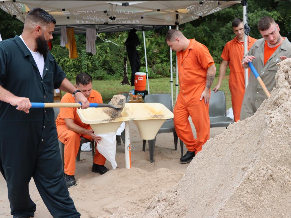 In preparation for Hurricane Milton, inmate work crews helped fill and distribute over 10,000 sandbags at Hidden Trails Community Center and Bay Drive Park.

Sheriff Rick Staly met with the crews, thanking them for their contribution to our community.