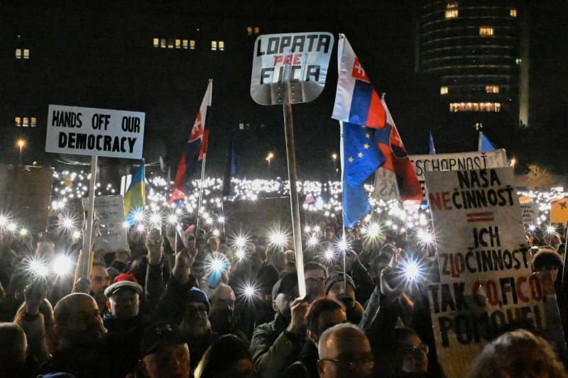 People gather at Freedom square as nationwide protests continue against Slovak Prime Minister Robert Fico's government. álek Václav/CTK/dpa