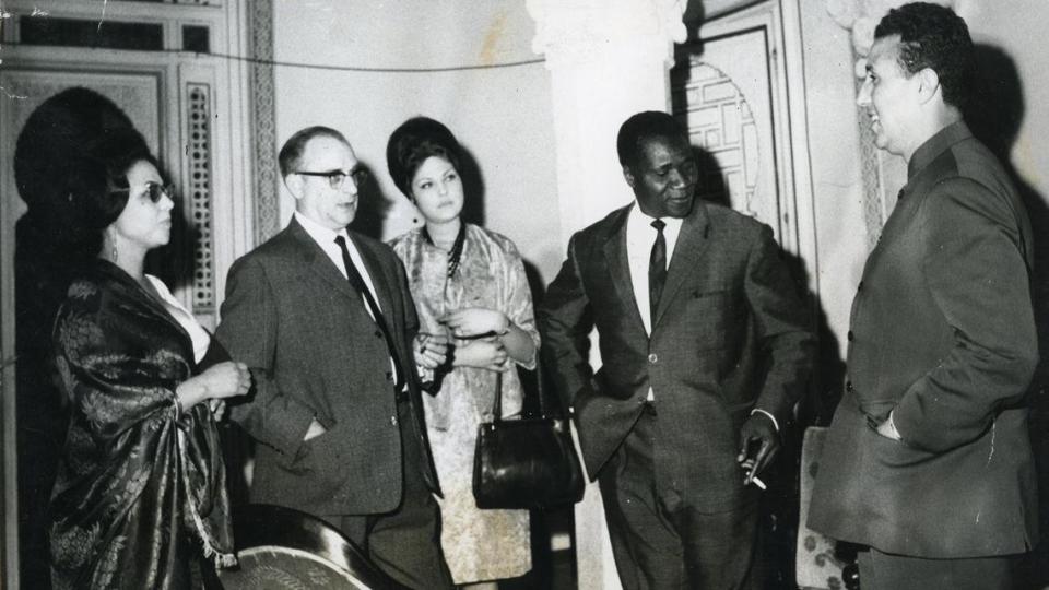 Andrée, her husband, her daughter and the presidents talk in a group while wearing smart evening wear.