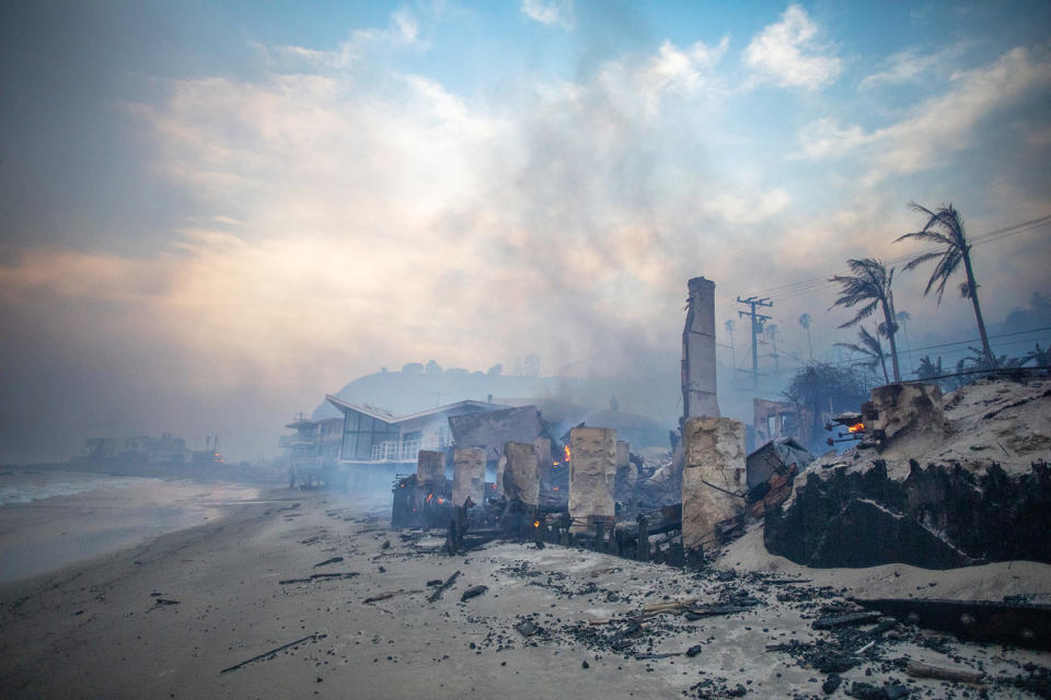 Powerful Winds Fuel Multiple Fires Across Los Angeles Area (Apu Gomes / Getty Images)