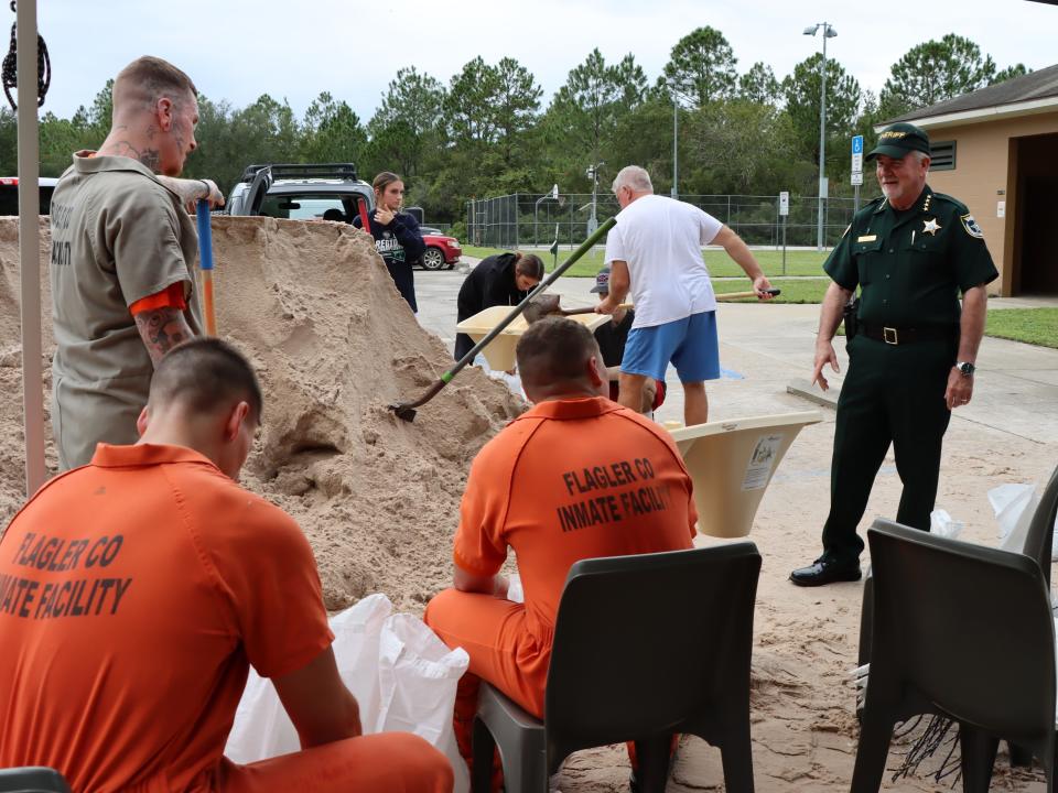 In preparation for Hurricane Milton, inmate work crews helped fill and distribute over 10,000 sandbags at Hidden Trails Community Center and Bay Drive Park.

Sheriff Rick Staly met with the crews, thanking them for their contribution to our community.