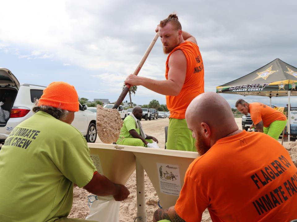 In preparation for Hurricane Milton, inmate work crews helped fill and distribute over 10,000 sandbags at Hidden Trails Community Center and Bay Drive Park.

Sheriff Rick Staly met with the crews, thanking them for their contribution to our community.