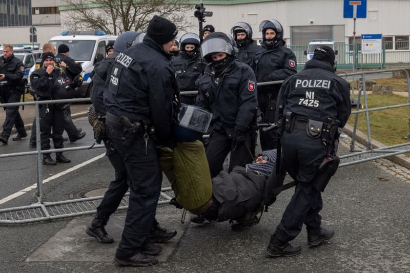 Police officers remove demonstrators from the street as they attempt to disrupt the AfD's (Alternative for Germany) party conference at the WT Energiesysteme Arena Riesa. The party conference is to adopt the party's election manifesto and nominate co-chair Weidel as candidate for chancellor. Daniel Wagner/dpa