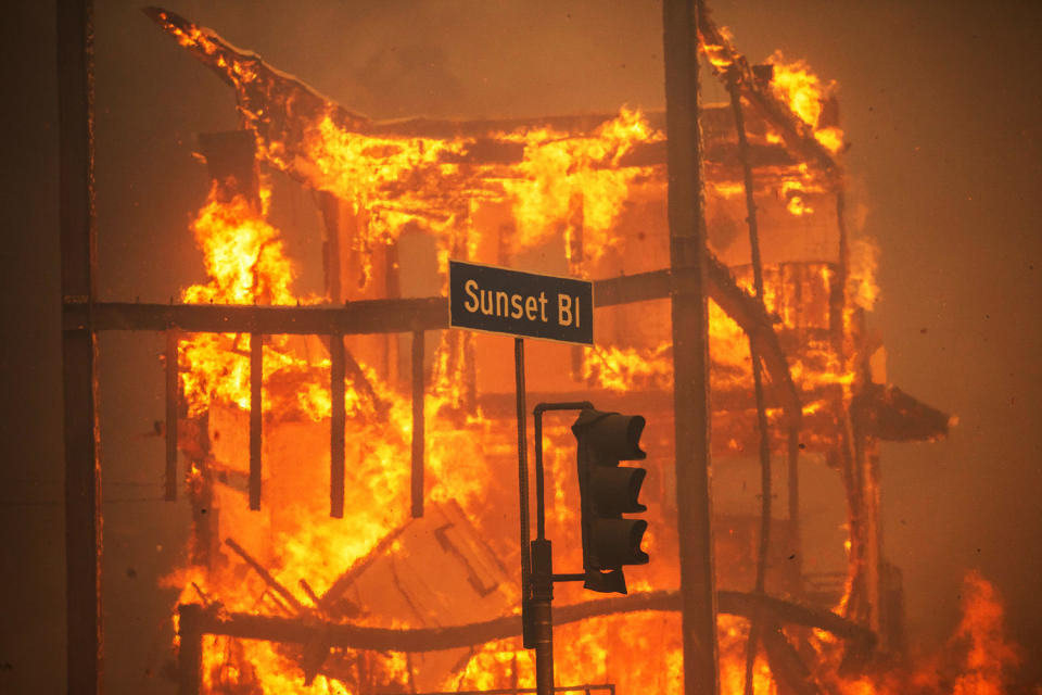 Powerful Winds Fuel Multiple Fires Across Los Angeles Area (Apu Gomes / Getty Images)