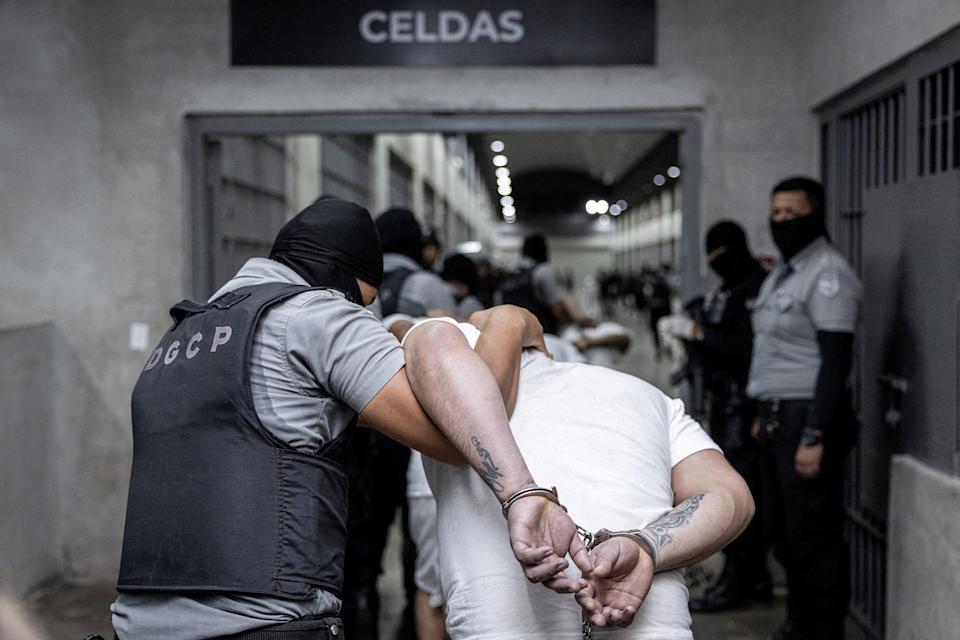 U.S. deports alleged members of the Tren de Aragua to be imprisoned in El Salvador (Secretaria de Prensa de la Presi / via Reuters)