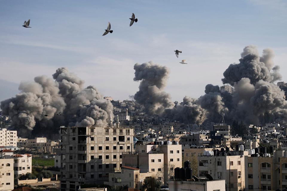 Explosions at the Jenin refugee camp (Majdi Mohammed / AP)