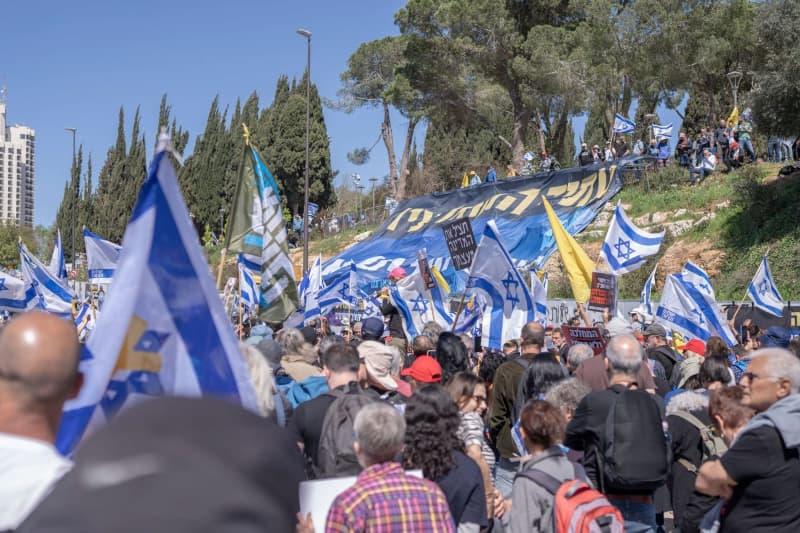 Israelis protest against the government over Prime Minister Benjamin Netanyahu's plans to remove Shin Bet chief Ronen Bar, the resumption of Israeli strikes on Gaza, and the return of far-right politician Itamar Ben Gvir to the cabinet. Ilia Yefimovich/dpa