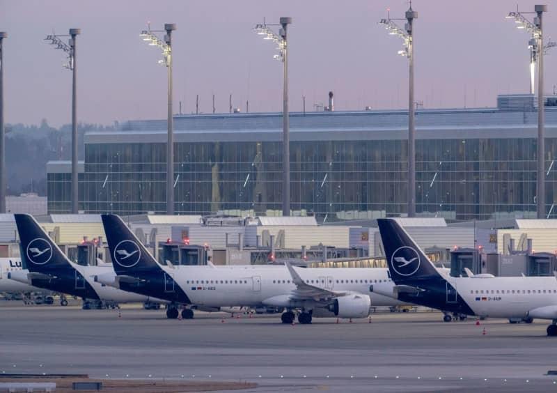 Lufthansa aircraft stand at Terminal 2 at Munich Airport in the morning. The Verdi union has called for a 24-hour warning strike by public sector and ground handling employees at 13 airports on Monday. Peter Kneffel/dpa