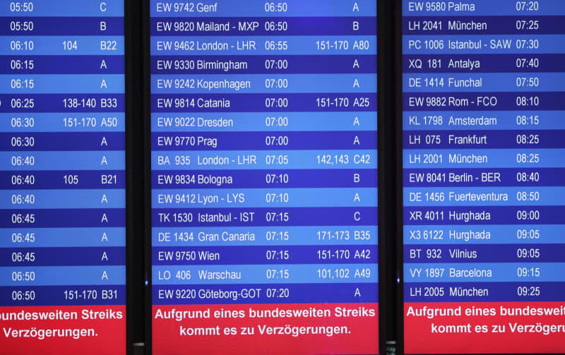 A display board in the departure area of Duesseldorf Airport warns of delays. The trade union Verdi has called for a 24-hour warning strike by public service and ground handling employees at eleven airports on Monday. Christoph Reichwein/dpa