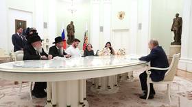 Putin welcomes former Hamas hostages to Kremlin (VIDEO)