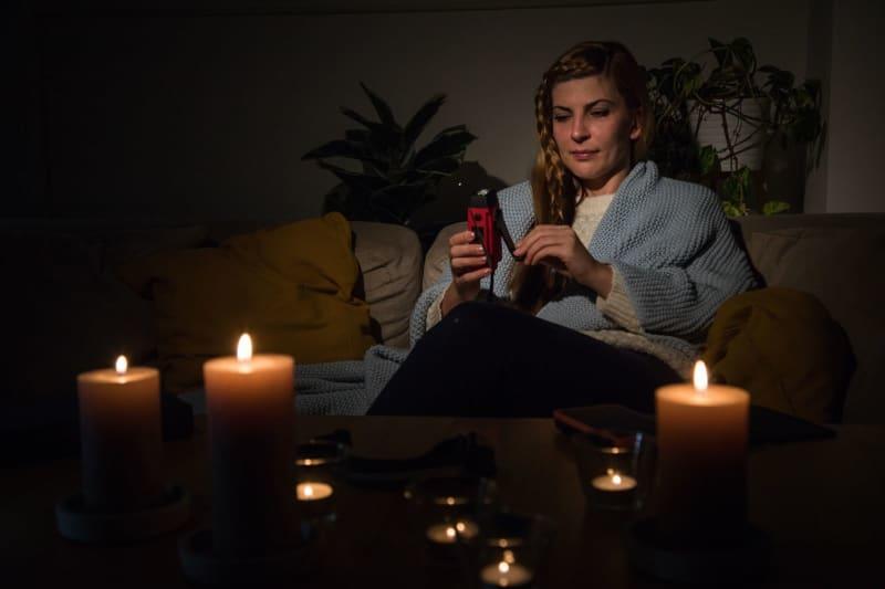 Your smartphone will eventually run out of battery during a blackout. This is when you'll be grateful to have an emergency radio and flashlight combo that you can charge with a hand crank. Christin Klose/dpa