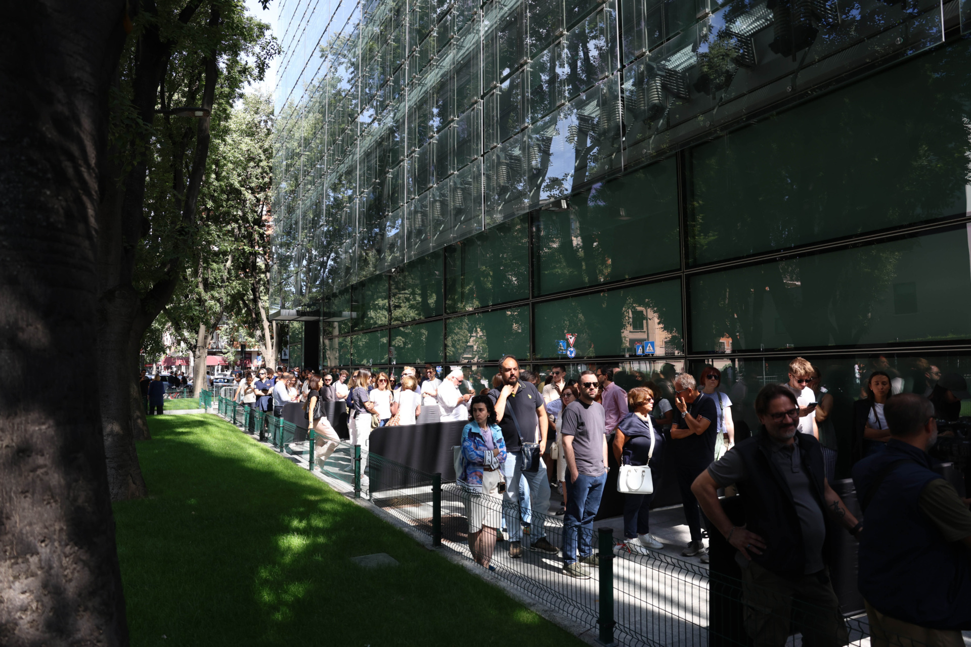 MILAN, ITALY - SEPTEMBER 06: People waiting to pay their respects to Giorgio Armani at Armani Teatro on September 06, 2025 in Milan, Italy. (Photo by Benedetta Bressani/Getty Images)