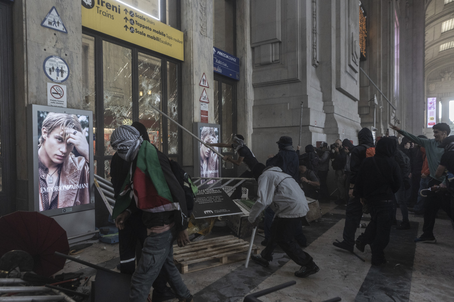 MILAN, ITALY - SEPTEMBER 22: Clashes between protesters and riot police during a demonstration against the ongoing genocide in Gaza during the general strike called by the USB (Sindacato Autonomo di Base) union in Milan, Italy, on September 22, 2025. Autonomous trade unions in Italy staged a nationwide strike on September 22 in support of Gaza, which involved schools, transport and public services. Marches were held in several cities, drawing hundreds of thousands of participants expressing their solidarity with the Palestinians. (Photo by Andrea Carrubba/Anadolu via Getty Images)