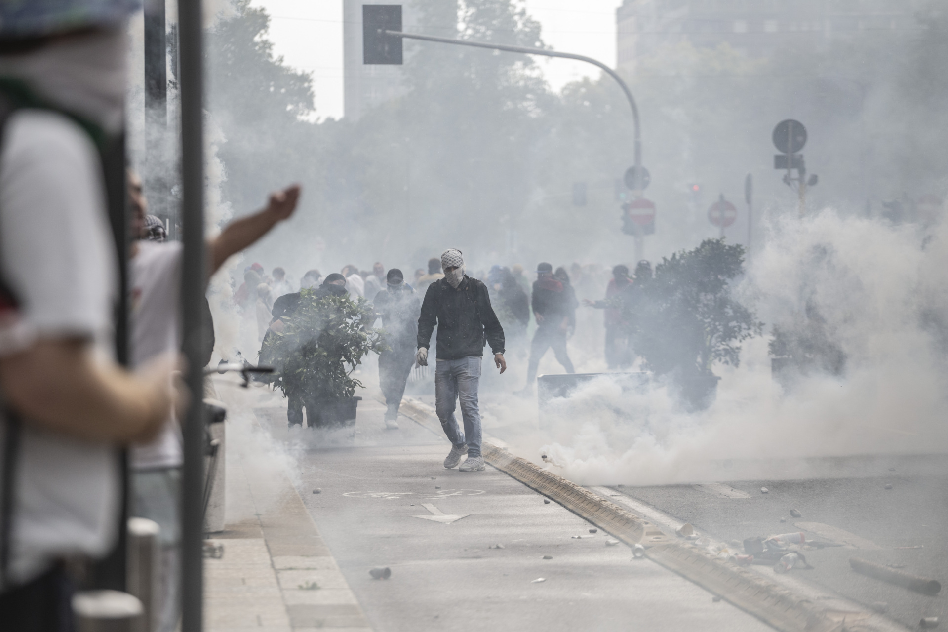 MILAN, ITALY - SEPTEMBER 22: A view of clash between protesters and police during a demonstration against the ongoing Israeli attacks in Gaza during the general strike called by the USB (Sindacato Autonomo di Base) union in Milan, Italy, on September 22, 2025. Around 70 Italian cities are participating in the general strike, with demonstrations calling for an immediate ceasefire in Gaza, urging the government to sever all relations with the State of Israel, and reaffirming support for the Global Sumud Flotilla, the naval fleet committed to delivering aid to the Palestinian people. (Photo by Andrea Carrubba/Anadolu via Getty Images)