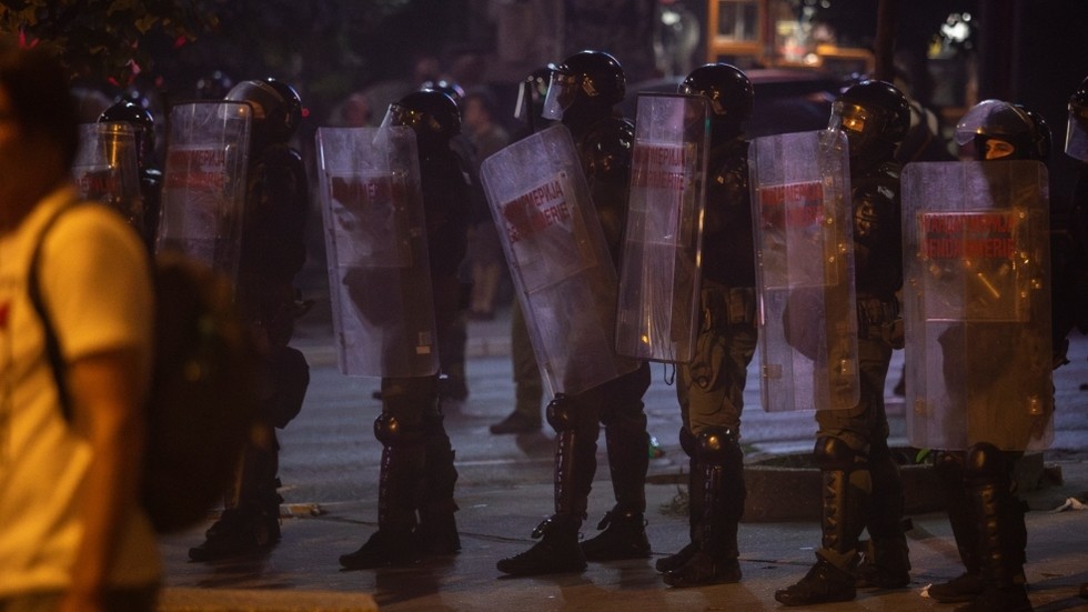 Protesters and government supporters clash on streets of Belgrade (VIDEOS)