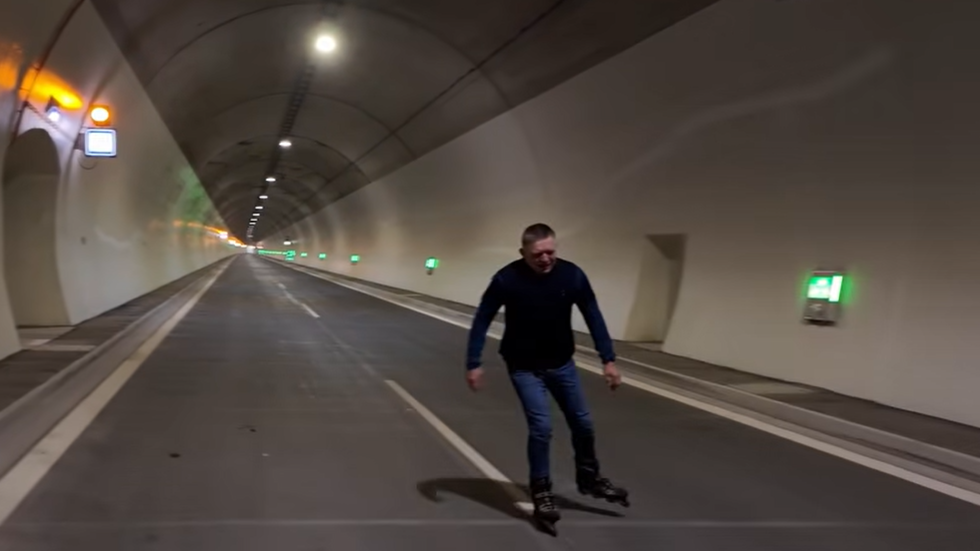 EU country’s PM rollerblades through new road tunnel (VIDEO)