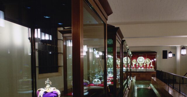 WATCH: Far-Left Activists Vandalise British Crown Jewel Display in Tower of London