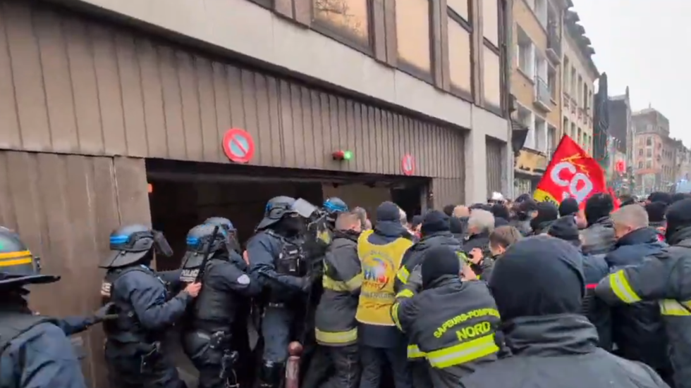 Firefighters fight police in France (VIDEOS)