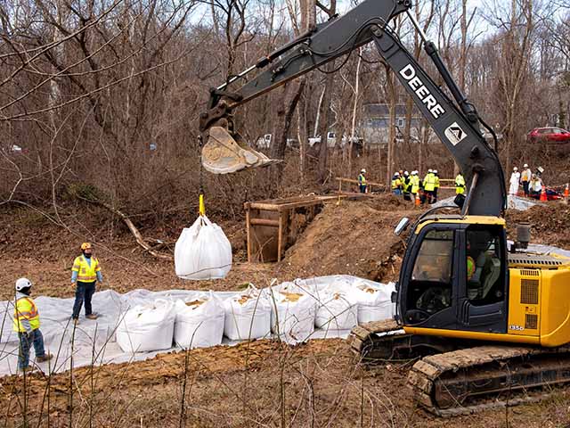 Title: Potomac River Sewage Image ID: 26023735237556 Article: Workers build a cofferdam to stop the flow of raw sewage into the Potomac River after a massive sewage pipe rupture in Glen Echo, Md., Friday, Jan. 23, 2026. (AP Photo/Cliff Owen)