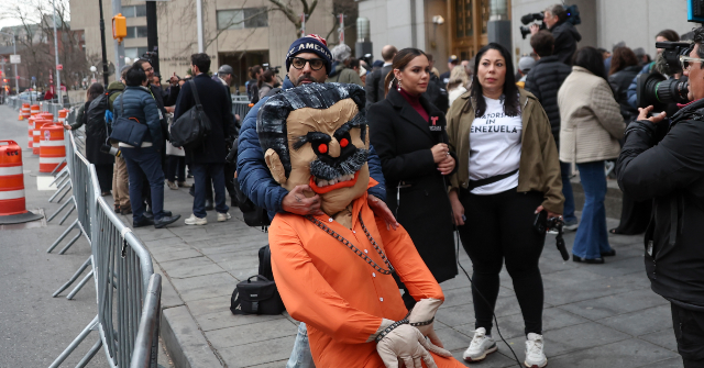 Venezuelans Bring Effigy of Nicolás Maduro Outside NYC Court Hearing, Cheer ‘Uncle Trump’