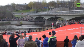 Estonian residents flock to Russian border to watch Victory Day concert and fireworks (VIDEOS)