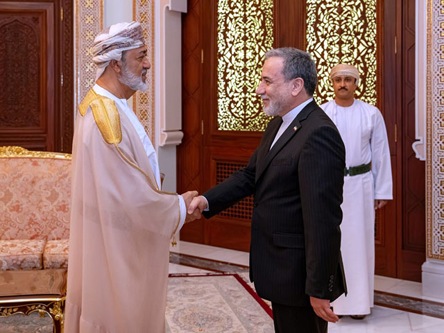 Title: Iran War Image ID: 26116354137889 Article: In this photo released by the Iranian Foreign Ministry, Iranian Foreign Minister Abbas Araghchi, right, shakes hands with Oman's Sultan Haitham bin Tariq during their meeting, in Muscat, Oman, Sunday, April 26, 2026. (Iranian Foreign Ministry via AP)