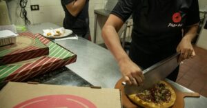 Franchisee Lawsuit: Pizza Hut’s Kitchen AI System Bungles Operations, Causes Restaurants to Lose Money