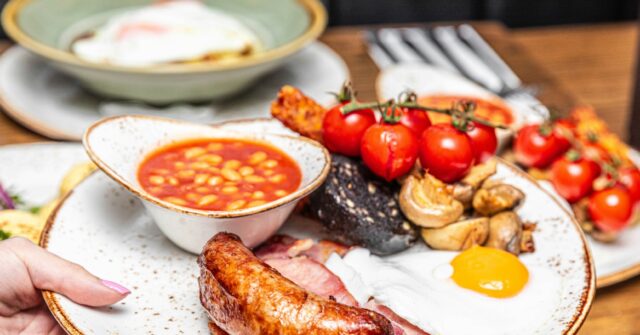 Deportation Flight to Pakistan Served Pork Sausages as In-Flight Meal to Detainees