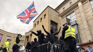 Rival protesters clash in Glasgow amid migration tensions (VIDEOS)